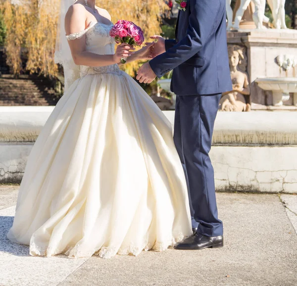 Bruden Och Brudgummen Håller Bröllop Bukett Med Rosor — Stockfoto