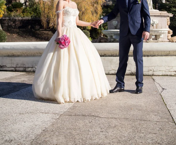 Noiva Noivo Segurando Buquê Casamento Com Rosas — Fotografia de Stock
