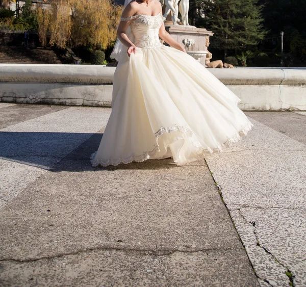 Die Braut Spaziert Alten Park — Stockfoto
