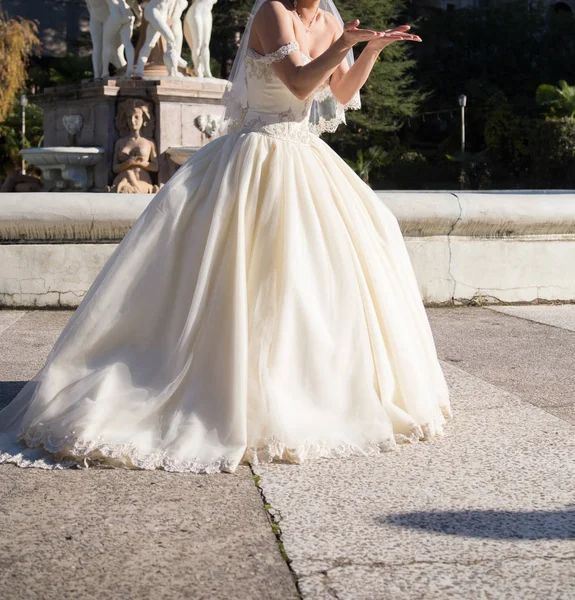 Bride Walking Old Park — Stock Photo, Image