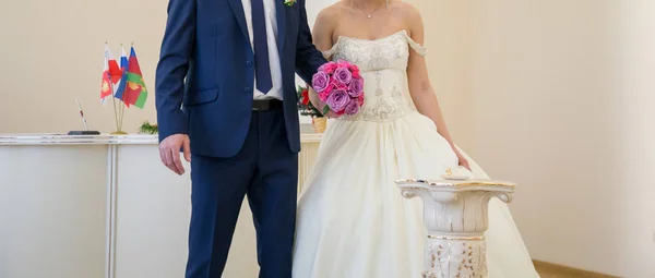 Mariée Marié Tenant Bouquet Mariage Avec Des Roses — Photo