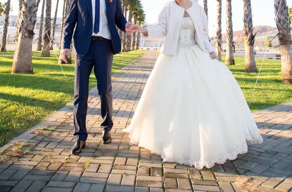 Happy Bride Groom Wedding Walk Park — Stock Photo, Image