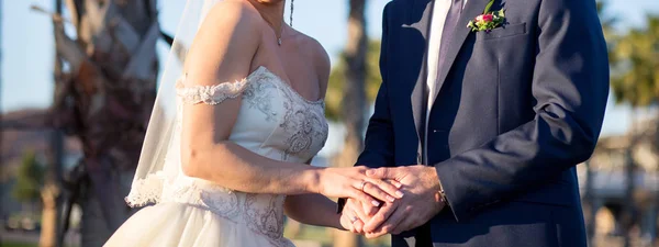 Noiva Feliz Noivo Passeio Casamento Parque — Fotografia de Stock