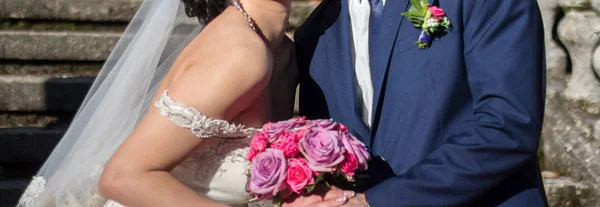 Νύφης Και Του Γαμπρού Κρατώντας Γαμήλια Ανθοδέσμη Τριαντάφυλλα — Φωτογραφία Αρχείου