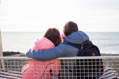 Aşıklar kışın denize yakın yürürler