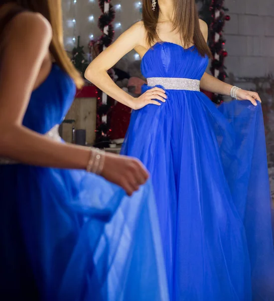 Uma Menina Vestido Azul Frente Espelho — Fotografia de Stock