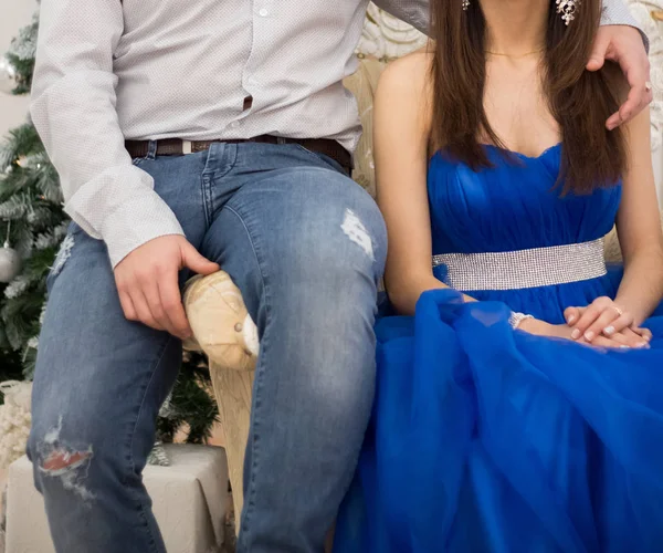 Ein Mädchen Blauen Kleid Und Ein Mann Auf Der Couch — Stockfoto