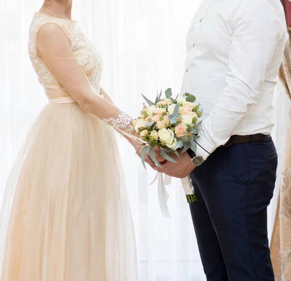 Novia Novio Celebrando Ramo Bodas Con Rosas — Foto de Stock