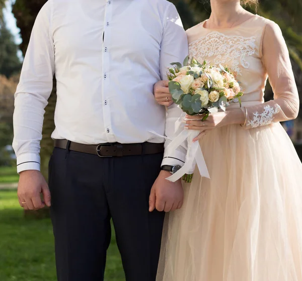 Bruden Och Brudgummen Håller Bröllop Bukett Med Rosor — Stockfoto