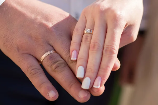 Manos Recién Casados Cerca — Foto de Stock