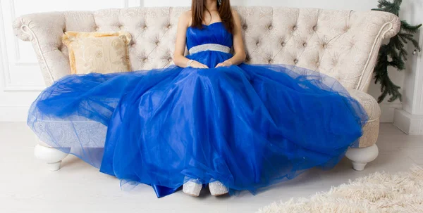 Menina Vestido Azul Sofá — Fotografia de Stock