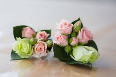 Masada iki boutonnieres