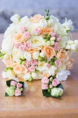 Tatilde güzel çiçekler düğün buketi