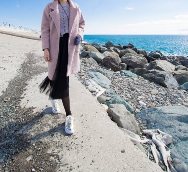 Kumsalda dinlenen kadın.