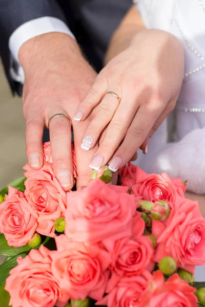 Mains Jeunes Mariés Avec Des Anneaux Sur Bouquet Rose — Photo