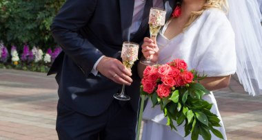 Gelin ve damat parkta yürüyorlar.