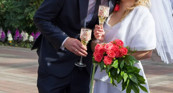 Novia Novio Están Caminando Parque — Foto de Stock