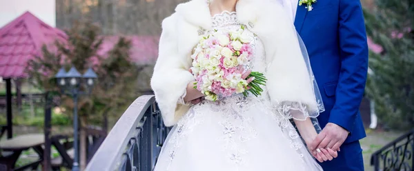 Novia Novio Están Caminando Parque — Foto de Stock