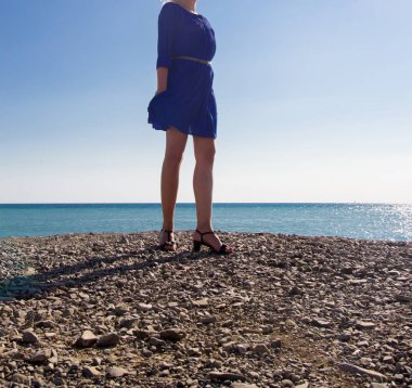 Kumsalda dinlenen kadın.