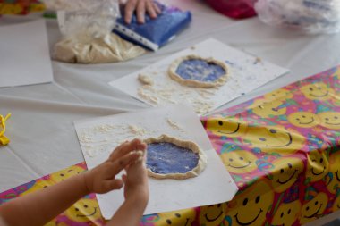 Çocuklar el yapımı meşgul