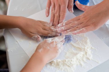 Çocuklar el yapımı meşgul