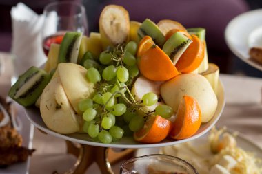 Meyve dilimleme üzüm, muz, mandalina, kivi, armut