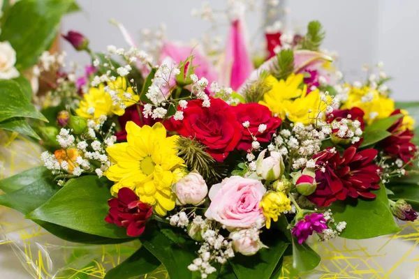 Bouquet Fleurs Variées Dans Restaurant — Photo