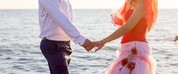 Jeune Couple Heureux Sur Plage — Photo