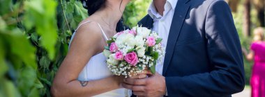 Gelin ve damat parkta yürüyorlar.