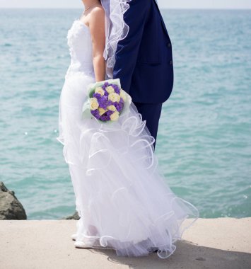 Gelin ve damat sahilde.