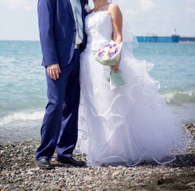 Gelin ve damat sahilde.