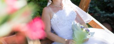 Gelin ve damat parkta yürüyorlar.