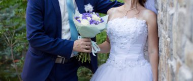 Gelin ve damat parkta yürüyorlar.