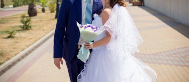 Gelin ve damat parkta yürüyorlar.