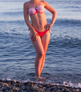 Kumsalda dinlenen kadın.