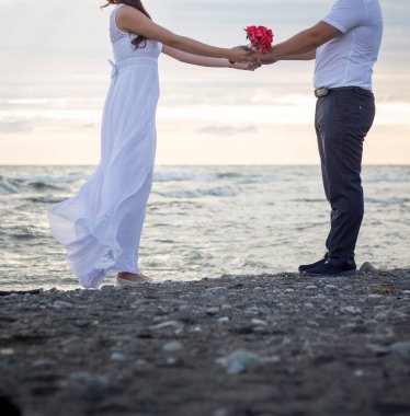 Gelin ve damat sahilde.