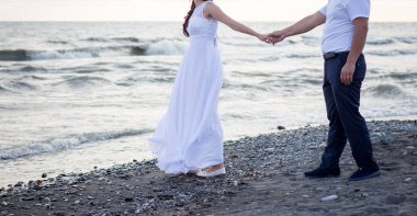 Gelin ve damat sahilde.