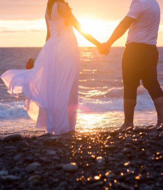 Gelin ve damat sahilde.