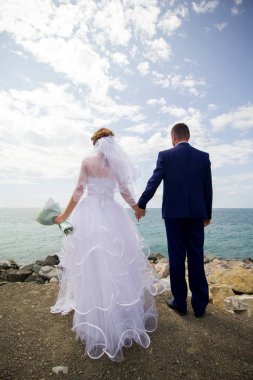 Gelin ve damat sahilde.