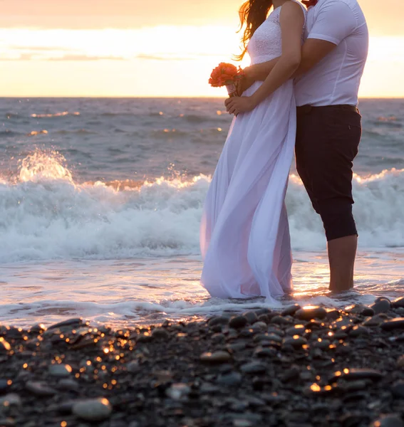 Gelin ve damat sahilde.