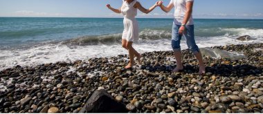 mutlu genç bir çift sahilde