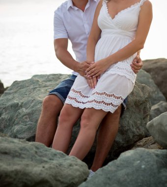 mutlu genç bir çift sahilde