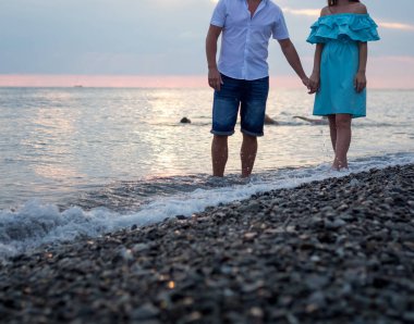 mutlu genç bir çift sahilde