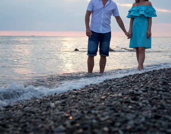 mutlu genç bir çift sahilde