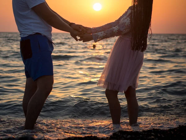 Молодая Счастливая Пара Пляже — стоковое фото