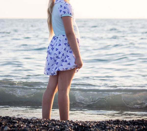 Das Mädchen Ruht Sich Strand Aus — Stockfoto