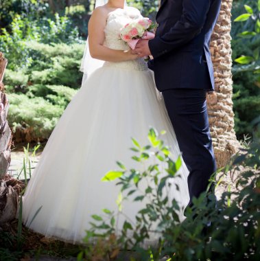 Gelin ve damat parkta yürüyorlar.