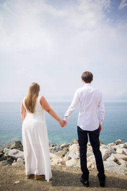 Gelin ve damat sahilde.