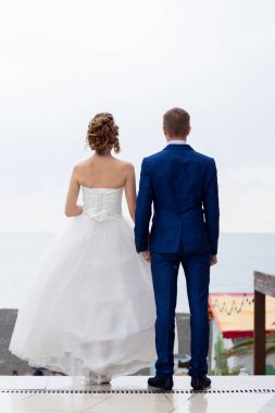 Gelin ve damat sahilde.