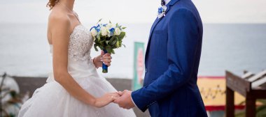 Gelin ve damat sahilde.